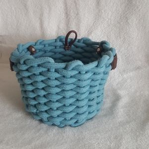 Yarn woven basket/bin